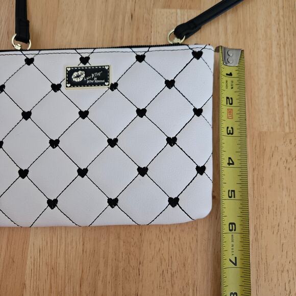 Luv Betsey Johnson Quilted Cross-body Wristlet Purse Bag Ivory Black Hearts - Picture 7 of 8